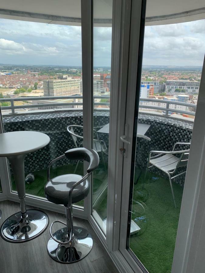Luxury Panoramic Balcony Swindon Central المظهر الخارجي الصورة